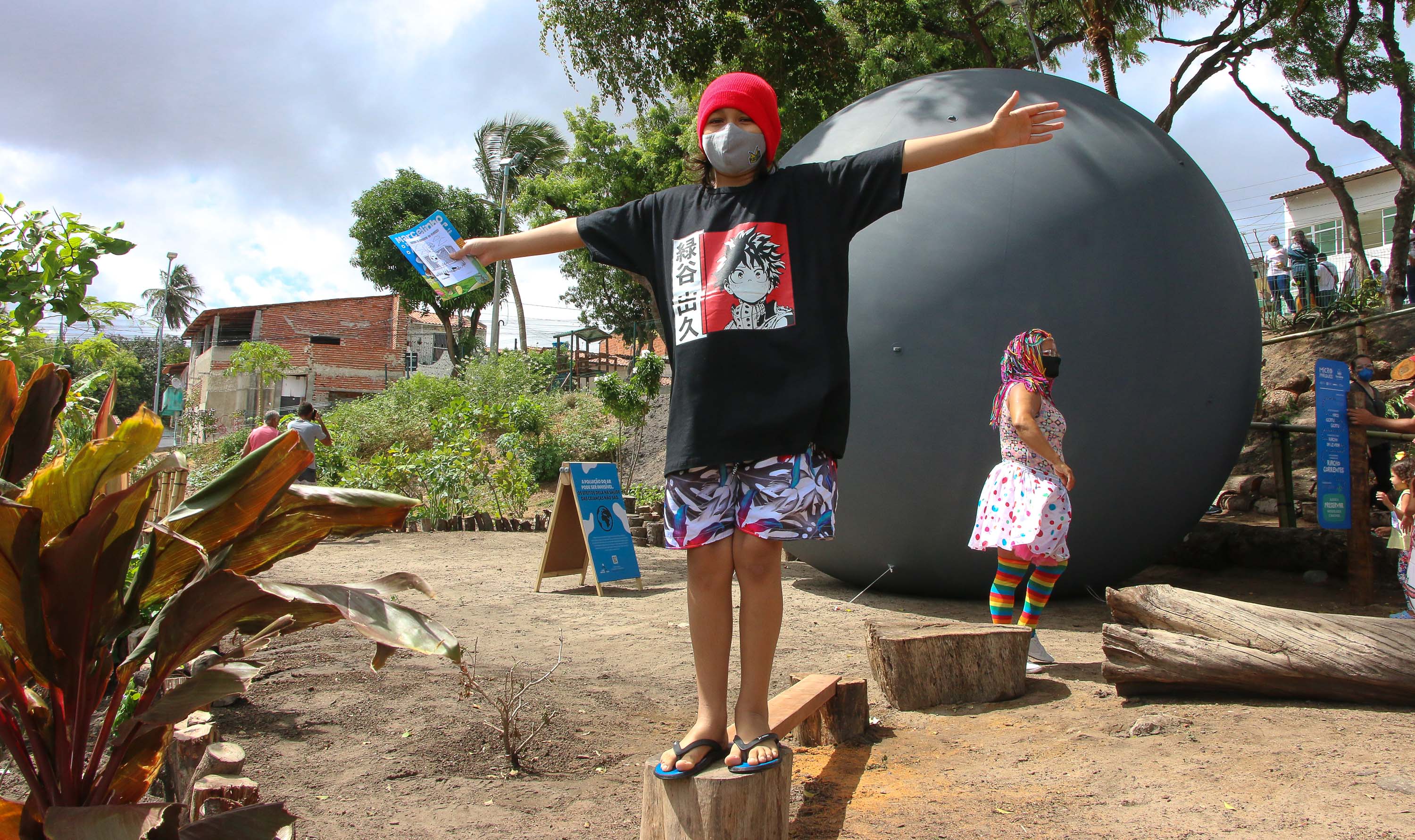 criança brincando no microparque urbano